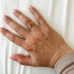 Ametyst ring b�ret p� pegefingeren — 18k guldbelagt bladgren slynger sig rundt med lilla brillantsleben sten i centrum.
