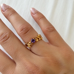 Ametyst ring p� langfingeren — 18k guldbelagte bladranker med dyb lilla brillantsleben sten, klar til at gives videre.