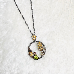 Blomster Halskde Med gte Sten