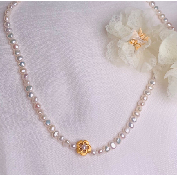 Smrblomst Halskde Med ferskvandsperler