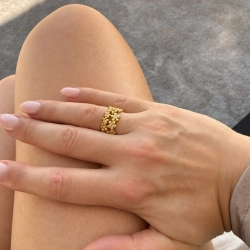 Forglemmigej ring guldbelagt s�lv – tredobbelt blomsterb�nd fanger lyset p� h�nden med en livlig, sommerlig elegance.