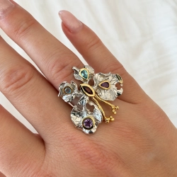Bred sommerfugl ring b�ret p� finger — lilla ametyst, r�d granat og bl� topas i tre forskellige slibninger
